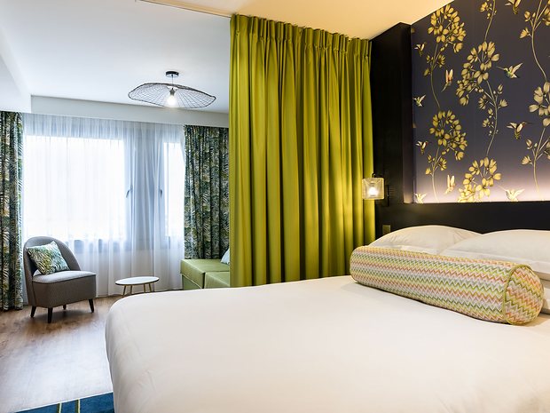 Chambre d’hôtel avec papier peint fleuri