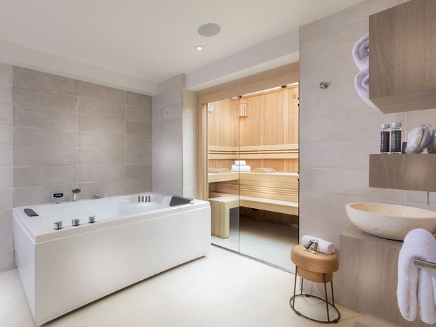 Espace spa avec bain à remous et sauna