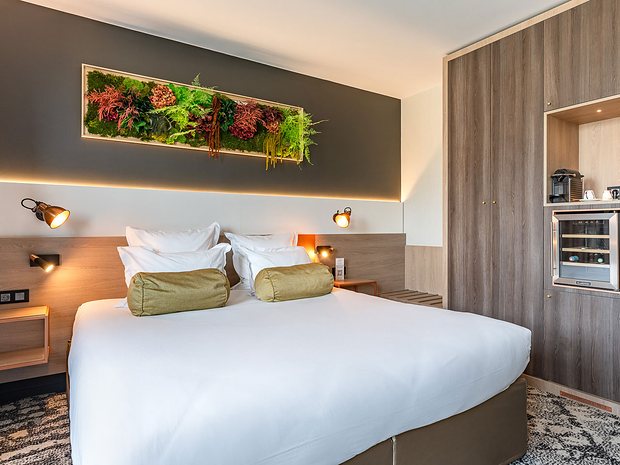 Chambre contemporaine d’un hôtel parisien